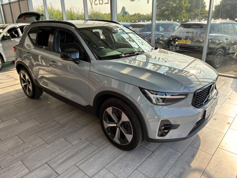 Volvo XC40 2.0 B4 MHEV Plus Dark DCT Auto Euro 6 (s/s) 5dr 3