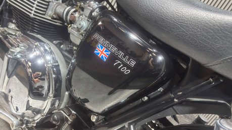 Triumph Bonneville 2004 ONLY 14K LONG MOT TOP BOX VERY CLEAN MODERN RETRO 790 39