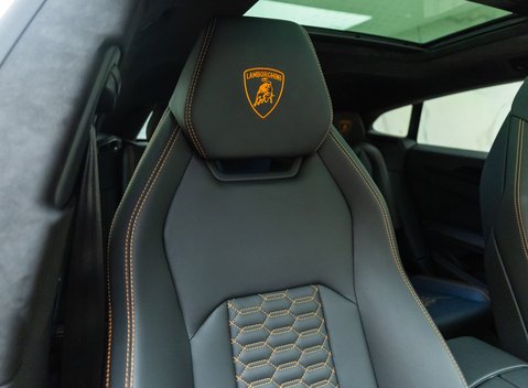 Lamborghini Urus 12