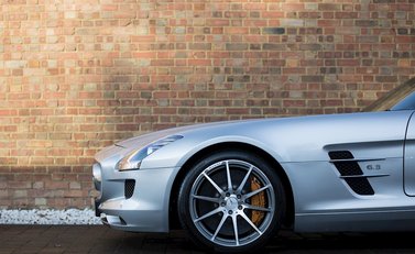 Mercedes-Benz SLS AMG 8