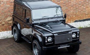 Land Rover Defender 90 XS Bowler 8