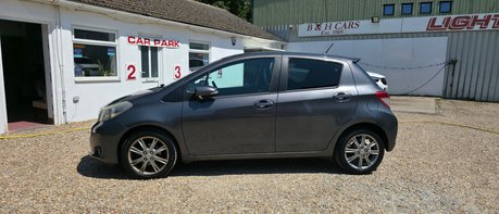Toyota Yaris VVT-I SR.. AUTOMATIC.. 5 SERVICES.. STUNNING EXAMPLE..  1
