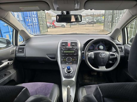 Toyota Auris 1.8 VVT-h T Spirit Hatchback 5dr Petrol Hybrid CVT Euro 5 (s/s) (136 ps) 17
