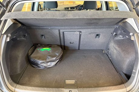 Volkswagen Golf 35.8kWh e-Golf Hatchback 5dr Electric Auto (136 ps) 39