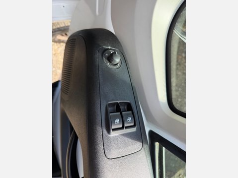 Peugeot Boxer 2.0 BlueHDi 335 Built for Business Low Floor Luton 4dr Diesel Manual L3 Eur 16