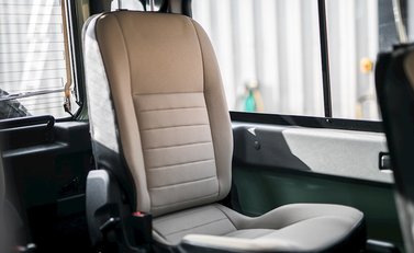 Land Rover Defender 110 Heritage 14