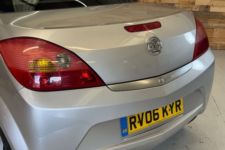 Vauxhall Tigra 1.4i 16v Exclusiv Convertible 2dr Petrol Manual (a/c) (146 g/km, 89 bhp) 32