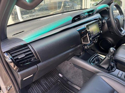 Toyota Hilux INVINCIBLE X 4WD D-4D DCB 24