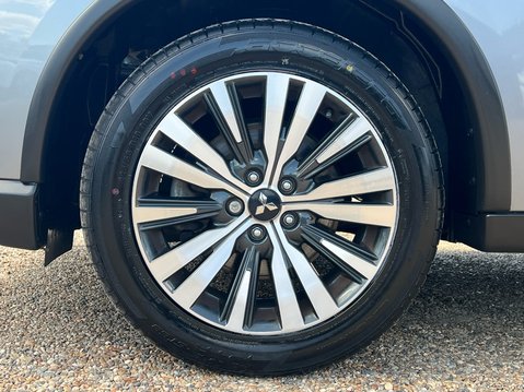Mitsubishi Outlander DESIGN 4