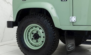 Land Rover Defender 110 Heritage 24
