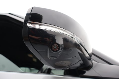 Land Rover Discovery R-DYNAMIC SE MHEV In RARE PEARL WHITE BLACK ROOF AND REAR SEATS  LOW MILES  21