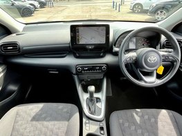 Toyota Yaris ICON HEV CVT 2