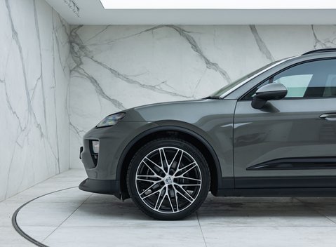 Porsche Macan 4 Electric 36