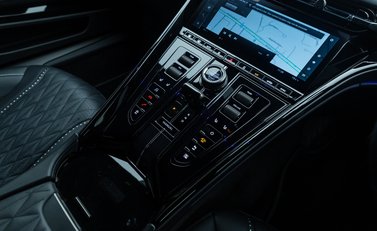 Aston Martin DB12 V8 22