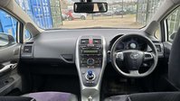 Toyota Auris 1.8 VVT-h T Spirit Hatchback 5dr Petrol Hybrid CVT Euro 5 (s/s) (136 ps) 17