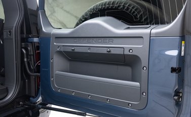 Land Rover Defender 90 D300 X-DYNAMIC HSE 47