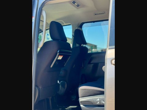 Toyota Noah Hybrid 1.8 13