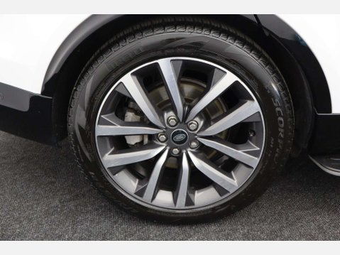 Land Rover Discovery 3.0 Discovery R-Dynamic SE D MHEV Auto 4WD 5dr 67