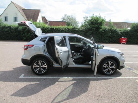 Nissan Qashqai 1.3 DIG-T N-Connecta Euro 6 (s/s) 5dr 9
