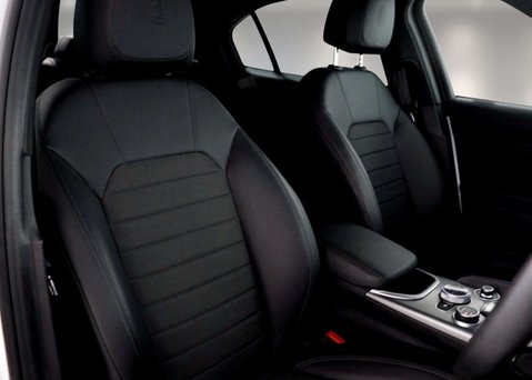 Alfa Romeo Giulia 2.0 Giulia Sprint TB Auto 4dr 37