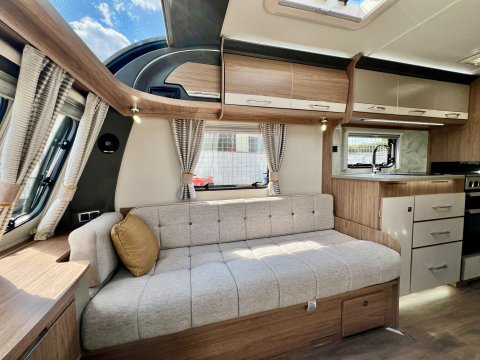 Coachman VIP 460  14