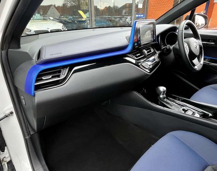 Toyota C-HR 1.8 C-HR-Dynamic HEV CVT 5dr 17