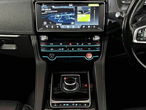 Jaguar F-Pace R-SPORT AWD 15