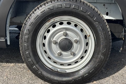 Ford Transit 310 L2 H2 Leader with Air Con / Sat Nav / Heated Seats 31