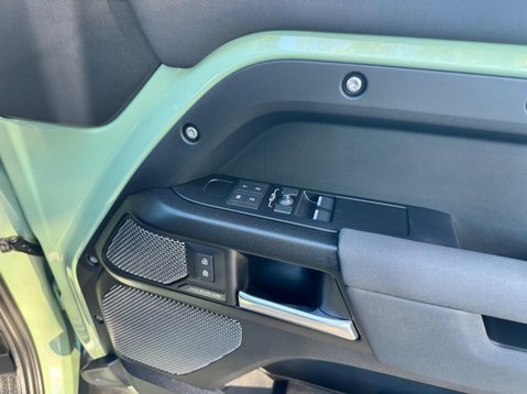 Land Rover Defender 75TH LIMITED EDITION 38