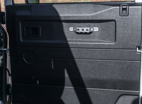 Land Rover Defender 90 Bowler Edition 19