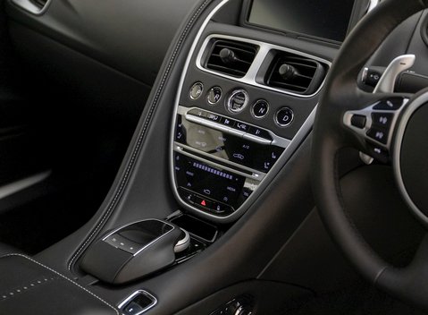 Aston Martin DB11 V8 17