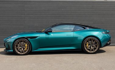 Aston Martin DB12 V8 3