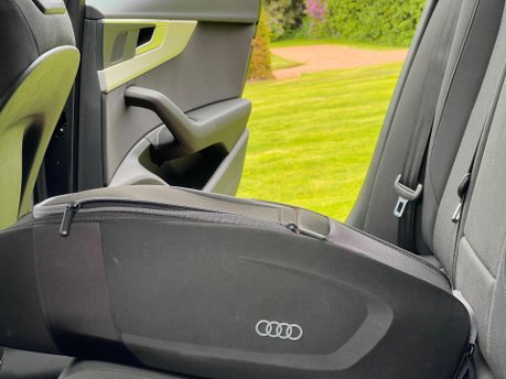 Audi A4 AVANT TFSI TECHNIK MHEV 12