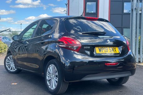 Peugeot 208 1.2 PureTech Signature Hatchback 5dr Petrol Manual Euro 6 (s/s) (82 ps) 5