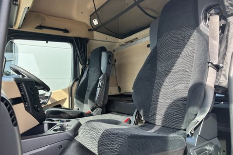 Mercedes-Benz Actros 1824L Streamspace with 8.6m Body & Tail Lift 4