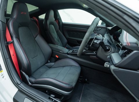 Porsche 911 Carrera 4 GTS (992) 14
