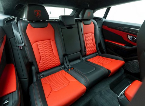 Lamborghini Urus 12