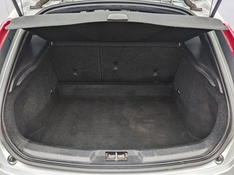 Volvo V40 D2 R-DESIGN LUX NAV 19