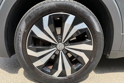 Volkswagen T-Cross SE TSI DSG - ONE OWNER - APPLE CAR PLAY - PARKING SENSORS- FULL SERVICE HIS 53