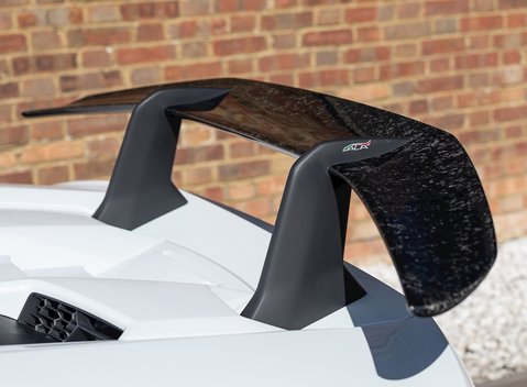 Lamborghini Huracan LP640-4 Performante 26