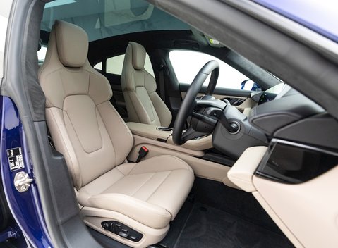 Porsche Taycan TURBO 9