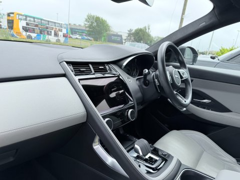Jaguar E-Pace 2.0 R-DYNAMIC BLACK MHEV 9