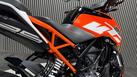 KTM Duke 2017 17K NEW MOT 125CC 15BHP NAKED BIKE 8