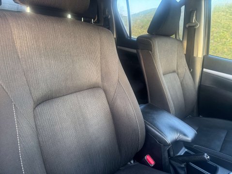 Toyota Hilux 2.8 HI-Luxury Invincible D-4D 4WD Double Cab Auto 4WD 5dr 3
