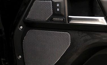 Land Rover Defender 110 V8 Bond Edition 24