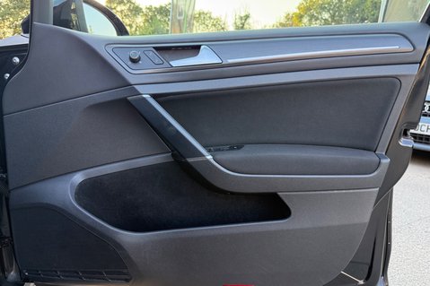 Volkswagen Golf GTI PERFORMANCE TSI DSG - PANORAMIC SUNROOF  36