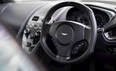 Aston Martin Vanquish S 11