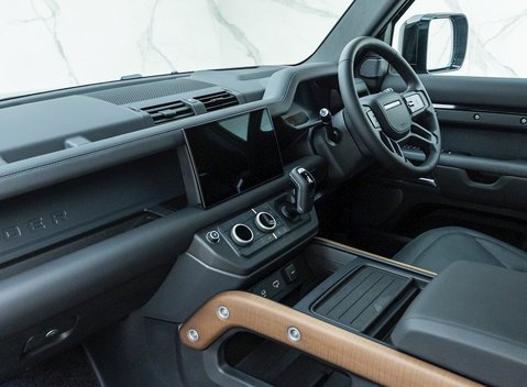 Land Rover Defender 110 D300 X 15