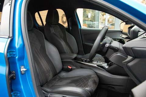 Peugeot 208 GT PREMIUM 32