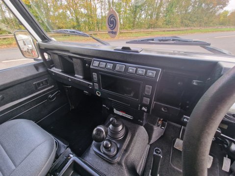 Land Rover Defender 110 TD5 STATION WAGON 10